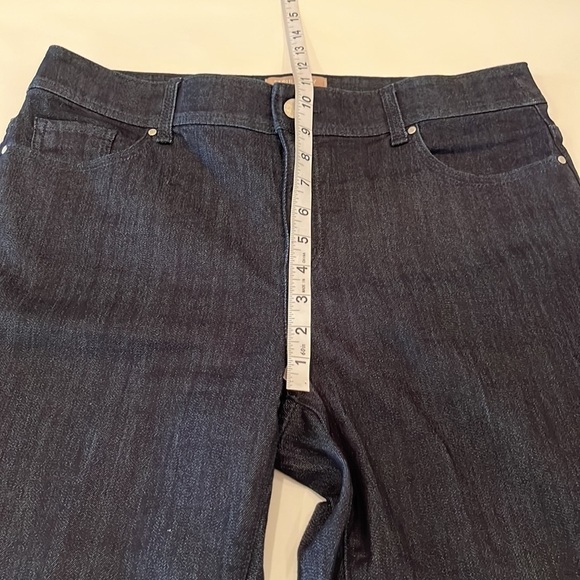 Chico’s Fabulously Slimming Capri High Rise Size 1 M/8 - Picture 6 of 16